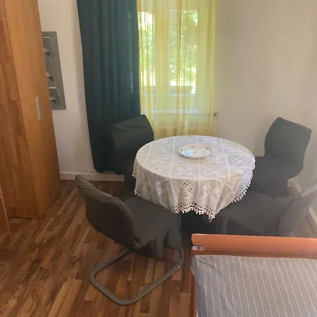 Deli 106 Apartment *